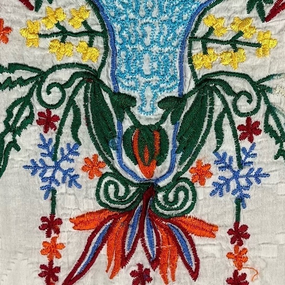 VICKI WAYNE Embossed Vine White Tunic w/ Colorful Floral Embroidery Size Small - Picture 10 of 10